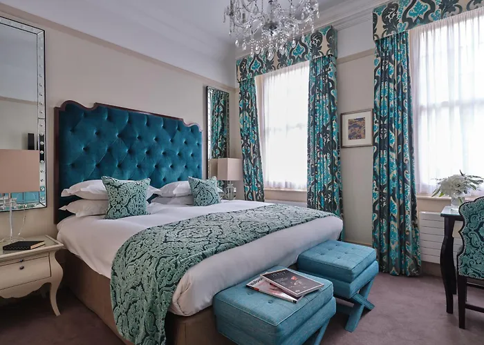 The Apartments By The Sloane Club