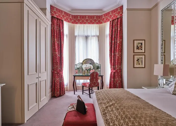 The Apartments By The Sloane Club